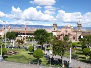 En plein coeur du Pérou, la ville d'Ayacucho découvre son égalise, sa place principale