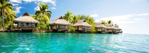 Voyage dépaysant en Polinésie française, maisons sur pilotis