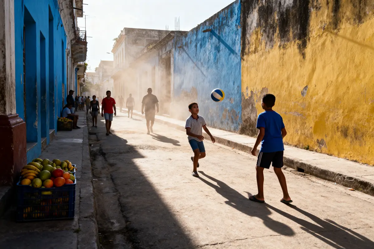 Garçons jouant au ballon dans une rue ensoleillée, murs colorés, cageots de fruits, passants et poussière.