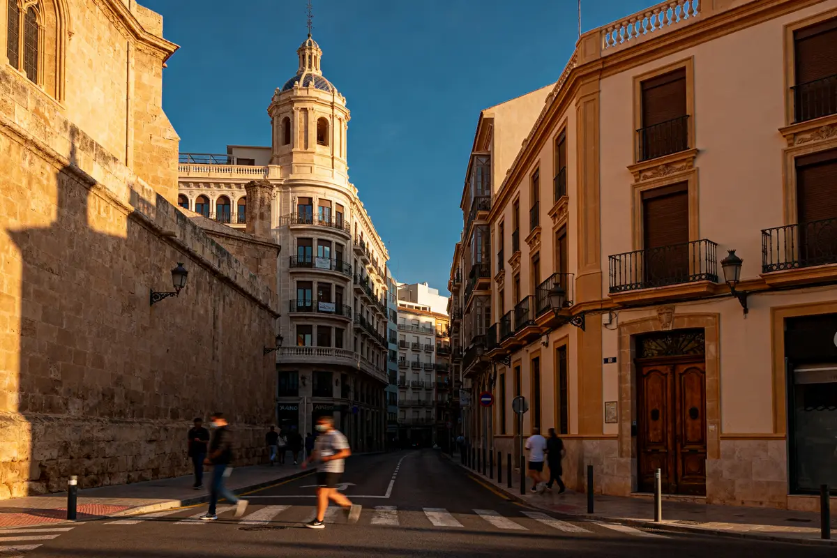 Rue piétonne bordée de bâtiments anciens à Alicante ville dangereuse en fin de journée
