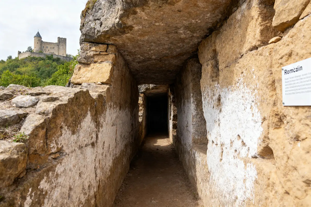 Tunnel en pierre avec château médiéval en arrière-plan à Kretz Germany