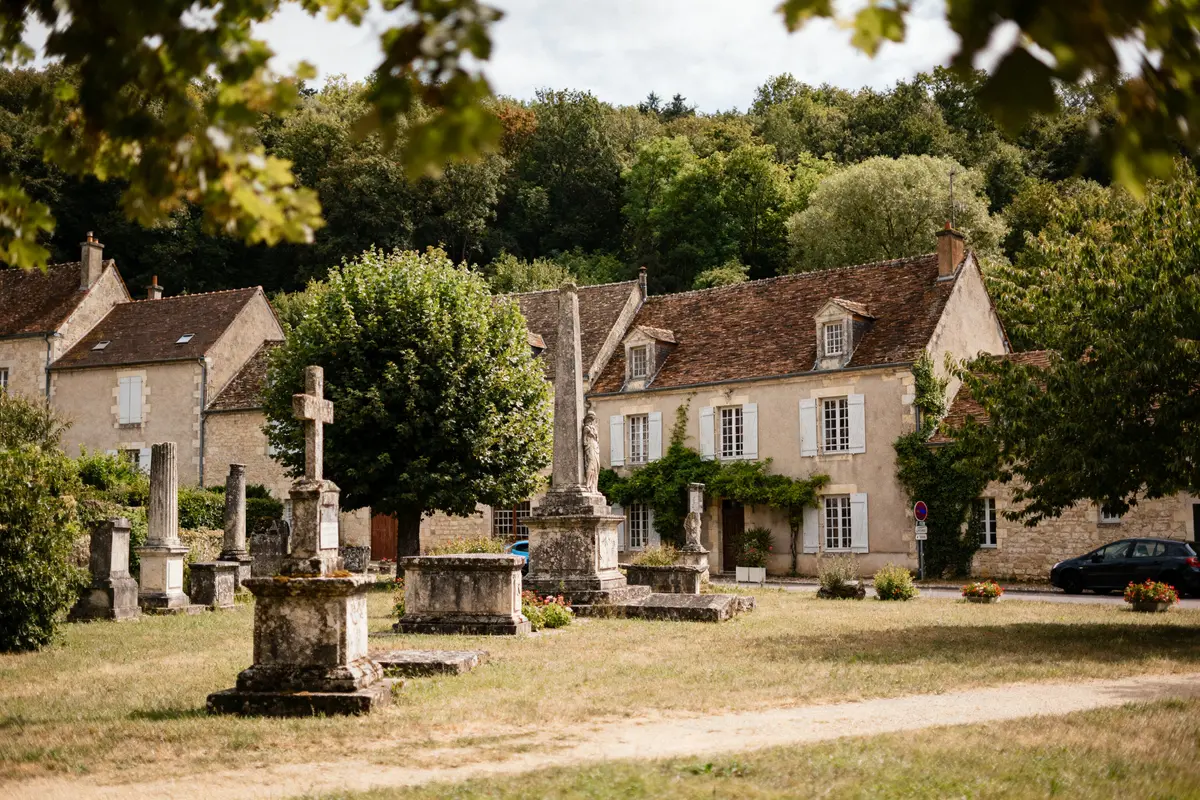 Maisons anciennes et cimetière pittoresque au cœur du village de Besigny en pleine nature