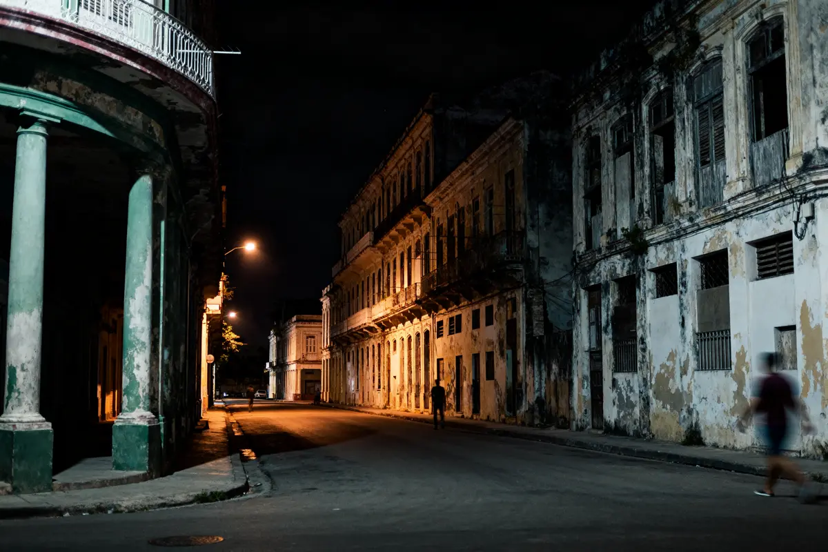 Ruelle sombre et déserte la nuit évoquant île Maurice endroits à éviter pour sécurité