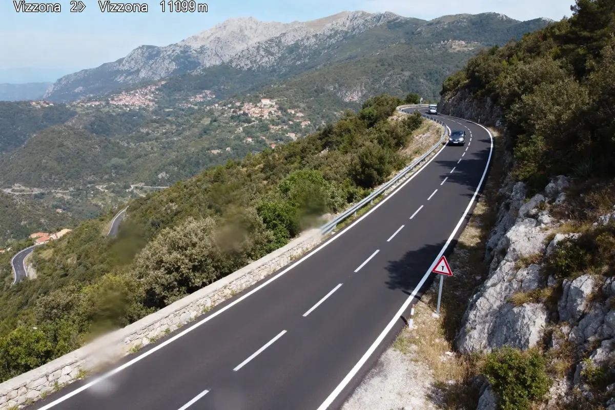 Route sinueuse montagneuse capturée par la webcam de Vizzavona avec voitures en circulation