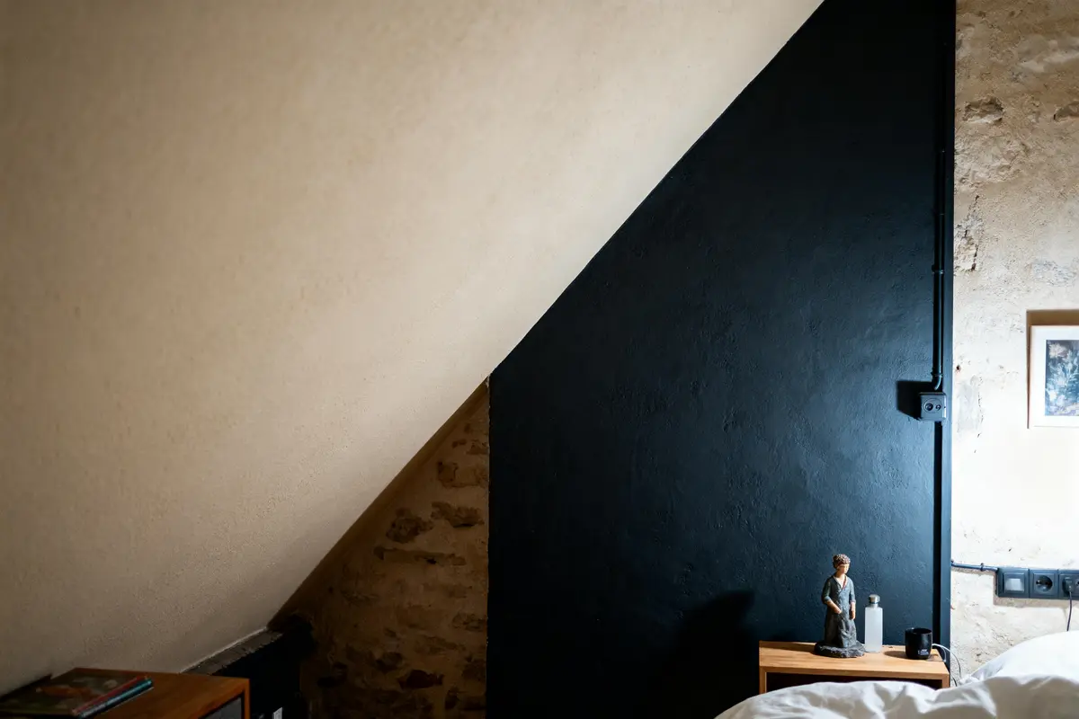 Agrandir visuellement chambre sous pente : Quel mur peindre pour gagner en volume ?