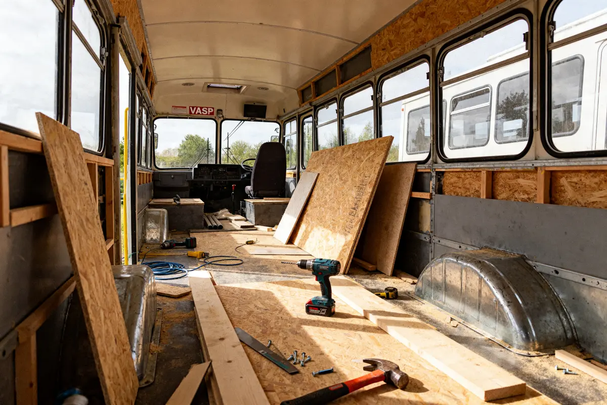 Aménagement bus en camping car : guide complet étapes &amp; astuces
