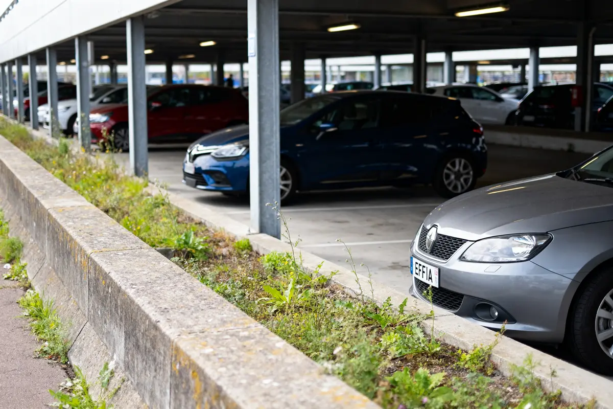 Voitures dans le parking Effia à la station Chessy Marne-la-Vallée Disneyland Paris
