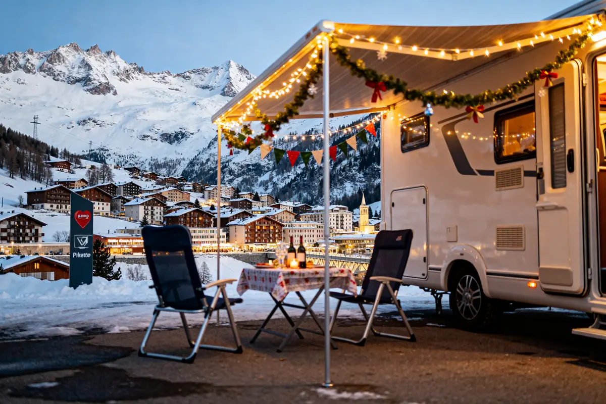 Camping-car décoré pour le réveillon de la Saint-Sylvestre avec vue sur montagne enneigée