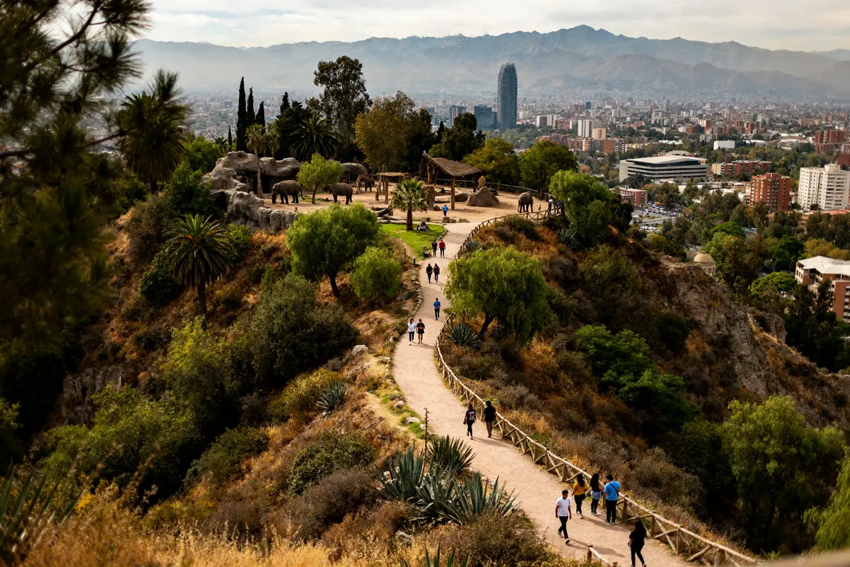 Sentier avec vue sur le parc et skyline de San Cristobal, Chili